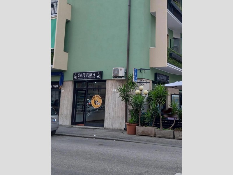 Negozio in Affitto a Verona, 500€, 30 m²