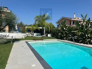 Villa bifamiliare in Vendita a Roma, 1'100'000€, 235 m², con Box