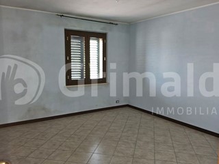 Ufficio in Vendita a Bettona, 195'000€, 280 m²