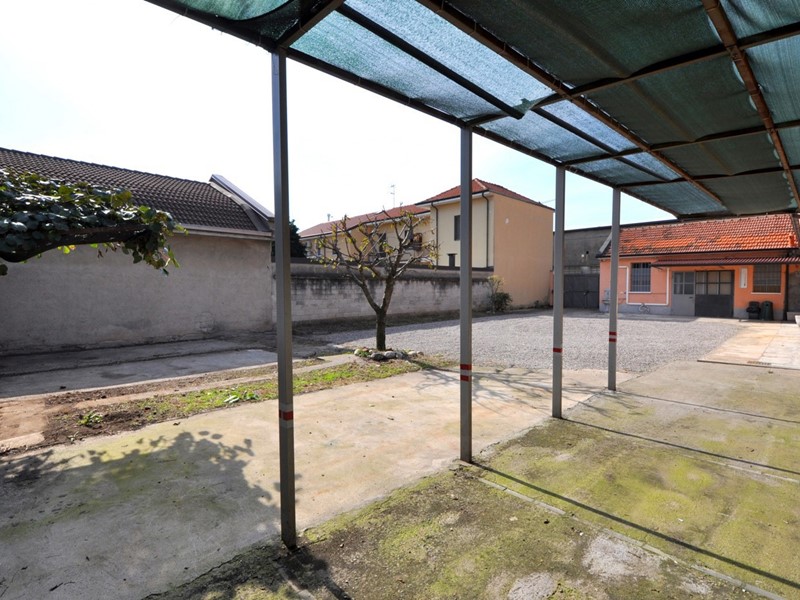 Magazzino in Affitto a Inveruno, 1'100€, 200 m²