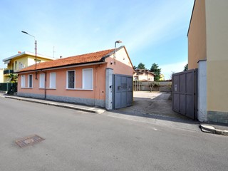 Magazzino in Affitto a Inveruno, 1'100€, 200 m²