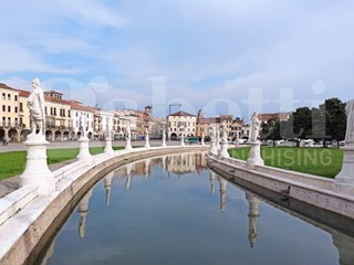 Attività commerciale in Vendita a Padova, 150 m²