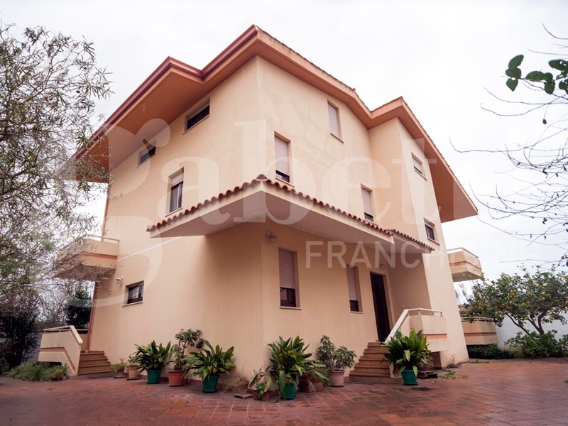 Villa in Vendita a Oristano, 300'000€, 350 m²