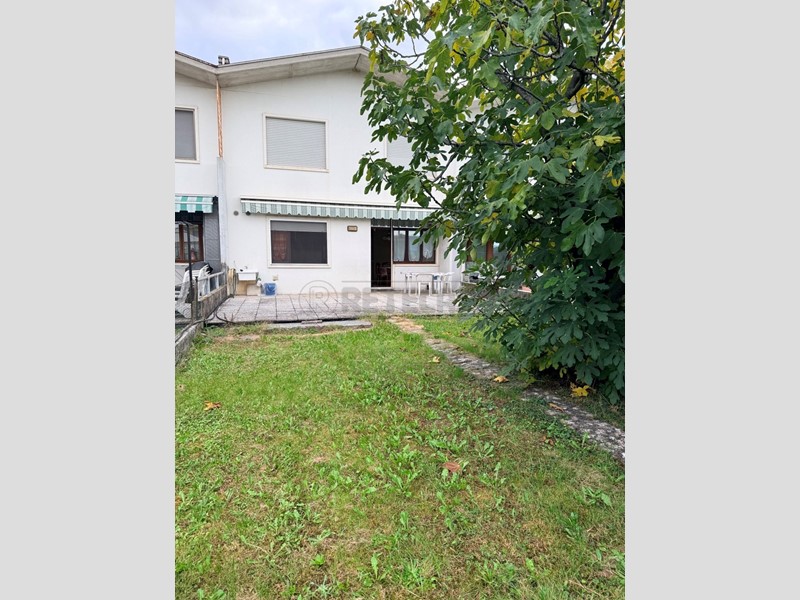 Villetta a schiera in Vendita a Montecchio Maggiore, 250 m², con Box