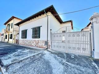 Villa in Vendita a Pisa, zona Marina di Pisa, 590'000€, 225 m², con Box