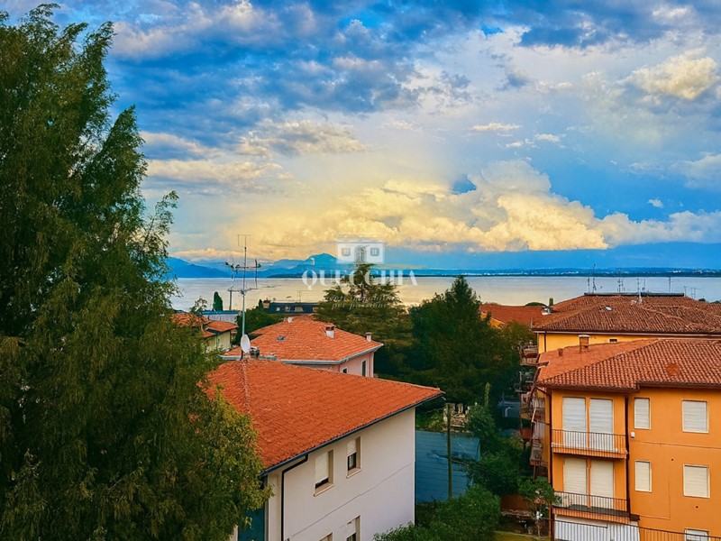 Trilocale in Vendita a Desenzano del Garda, 720'000€, 160 m², con Box