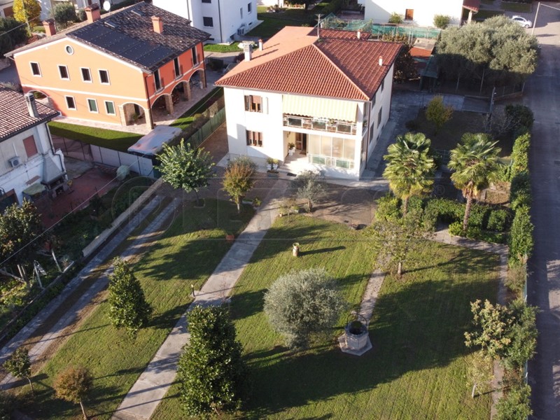 Casa Indipendente in Vendita a Sandrigo, 375'000€, 500 m², con Box