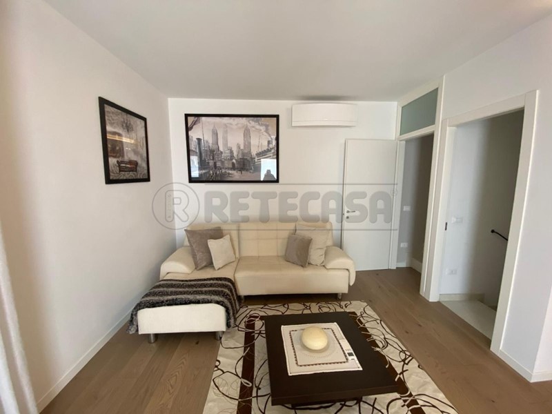 Casa Indipendente in Affitto a Rosà, 1'250€, 160 m², arredato, con Box