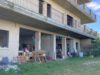 Casa Semi Indipendente in Vendita a Silvi, zona Silvi Paese, 550'000€, 688 m², con Box