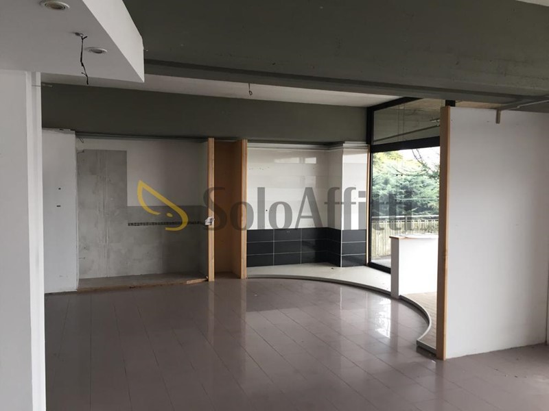 Capannone in Affitto a Chieri, zona Strada Cambiano, 1'800€, 300 m²