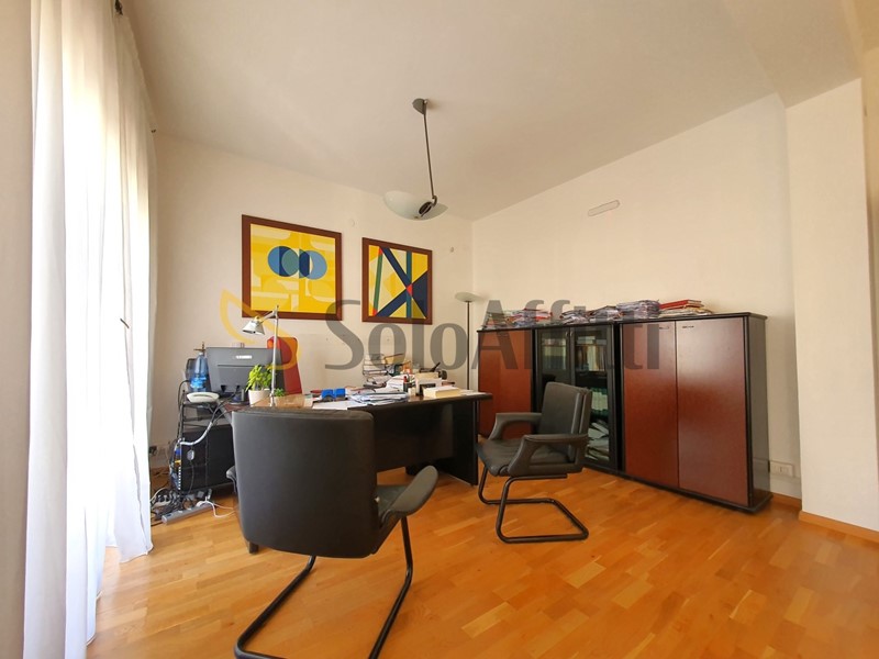Ufficio in Affitto a Catanzaro, zona Centro, 500&euro;, 100 m², arredato