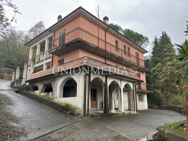Casa Indipendente in Vendita a Follo, 200'000€, 400 m²