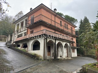 Casa Indipendente in Vendita a Follo, 200'000€, 400 m²