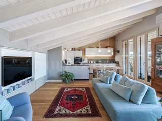 Appartamento in Vendita a Desenzano del Garda, 720'000€, 200 m², con Box