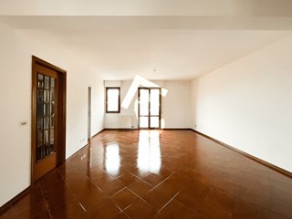 Trilocale in Vendita a Jesi, zona ZONA 2B, 139'000€, 96 m², con Box