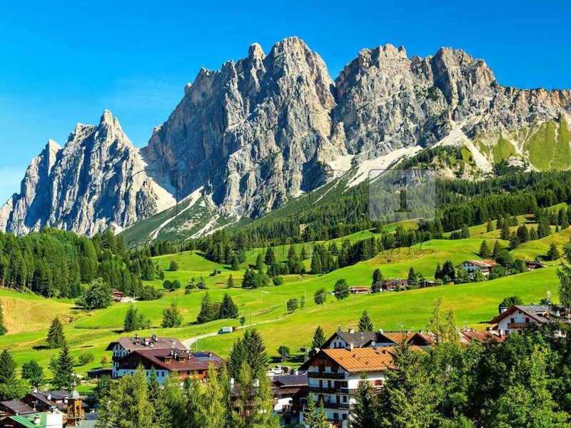 Casa Semi Indipendente in Vendita a Cortina d'Ampezzo, 2'400'000€, 135 m², arredato