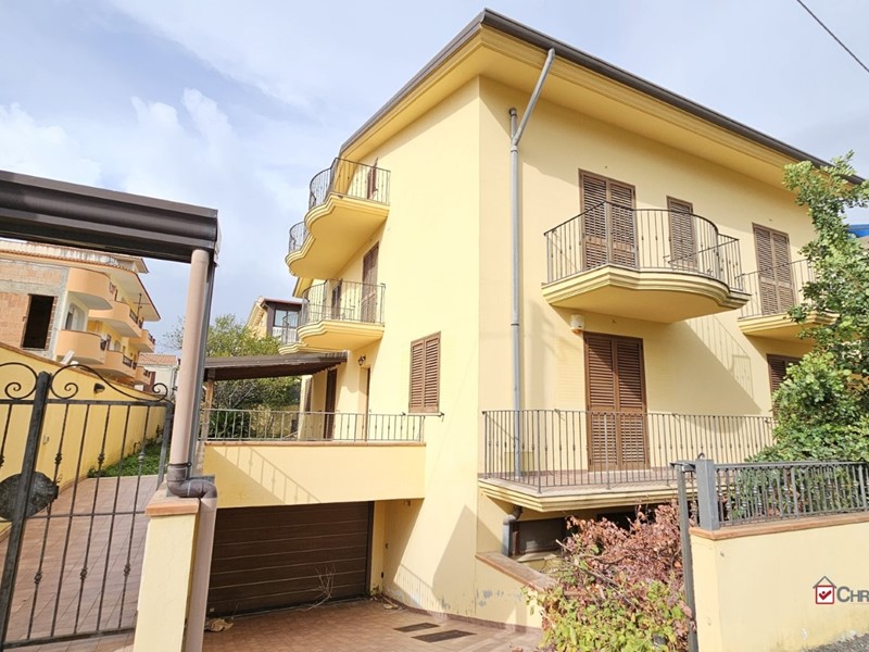 Villa in Vendita a Pace del Mela, 370'000€, 560 m²