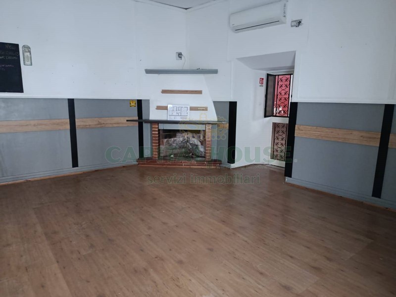 Immobile commerciale in Affitto a Caserta, 1'500€, 105 m²