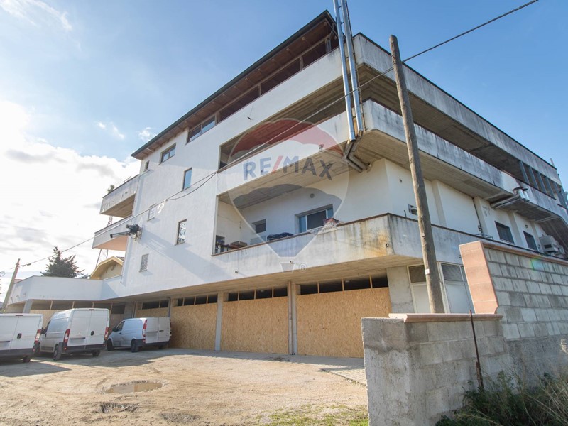 Immobile commerciale in Affitto a Torrevecchia Teatina, 1'000€, 500 m²