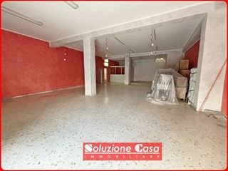 Immobile commerciale in Vendita a Canosa di Puglia, 129'000€, 160 m²