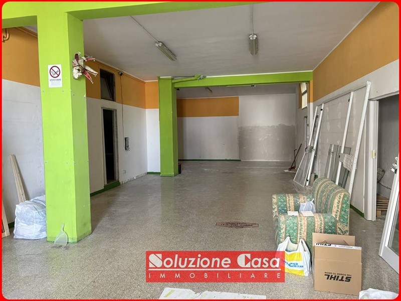 Immobile commerciale in Vendita a Canosa di Puglia, 100'000€, 140 m²