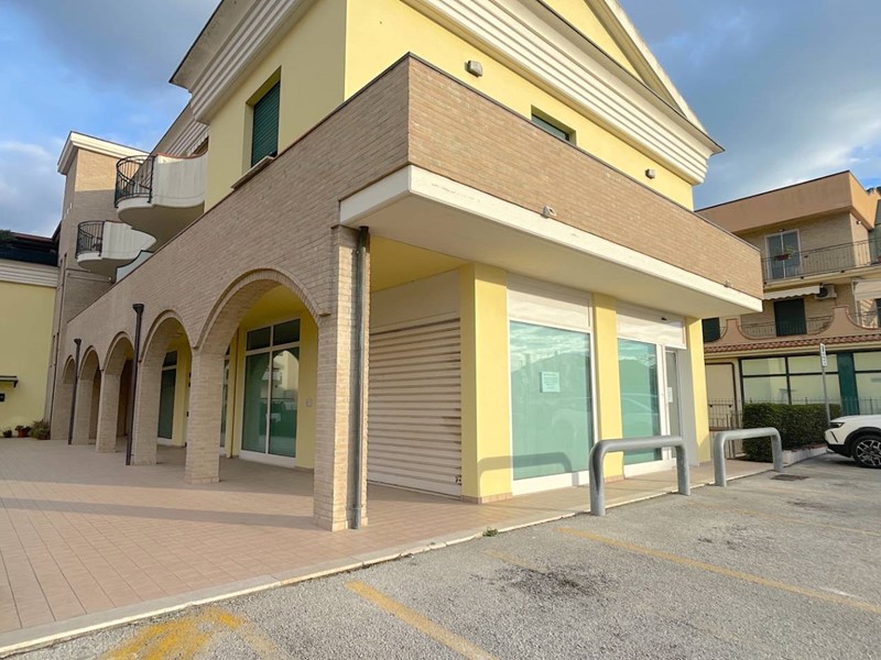 Immobile commerciale in Vendita a Monteprandone, 280'000€, 170 m²