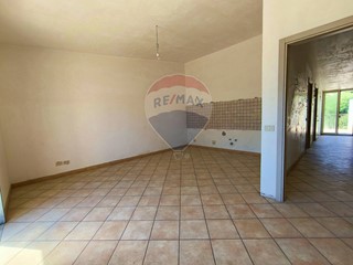 Quadrilocale in Vendita a Francavilla di Sicilia, 90'000€, 140 m²