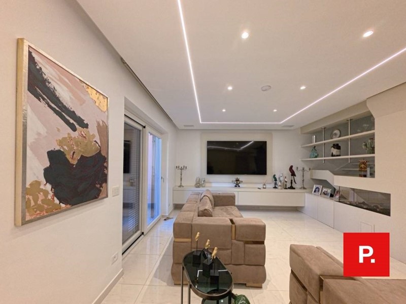 Villetta a schiera in Affitto a Caserta, 3'000€, 270 m²