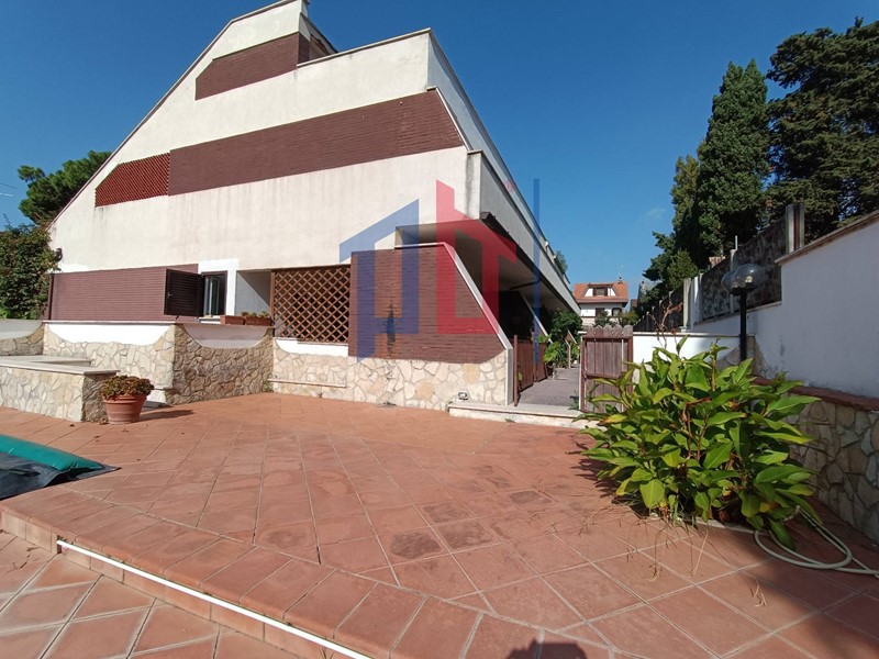 Villetta a schiera in Vendita a Ardea, 210'000€, 190 m²