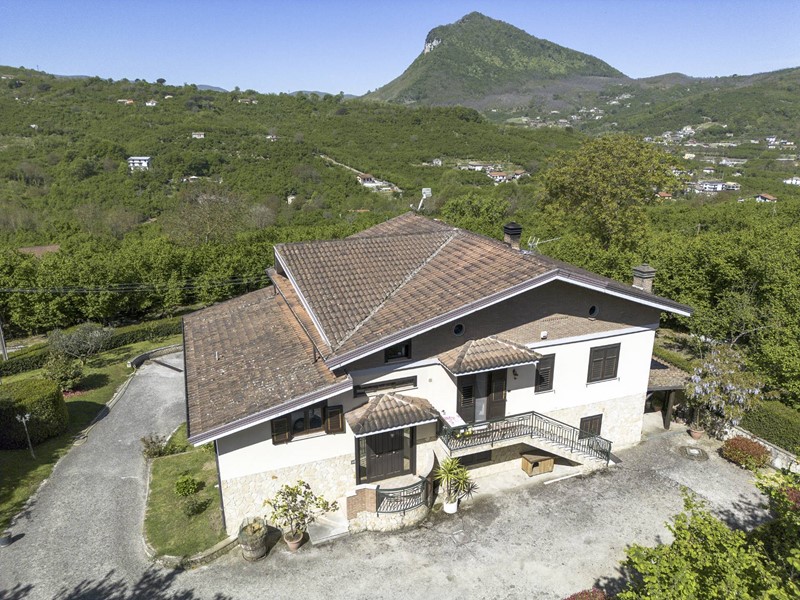 Villa in Vendita a Aiello del Sabato, 375'000&euro;, 400 m², con Box