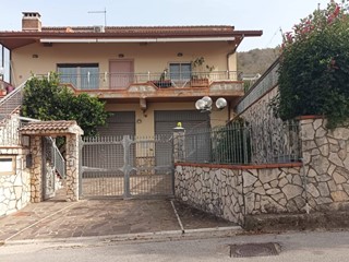 Villa in Vendita a Contrada, 250'000&euro;, 350 m², con Box
