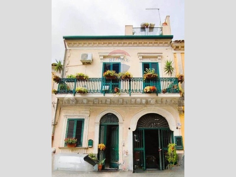 Immobile commerciale in Vendita a Motta Sant'Anastasia, 79'000€, 130 m²