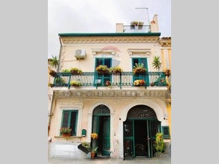 Immobile commerciale in Vendita a Motta Sant'Anastasia, 79'000€, 130 m²