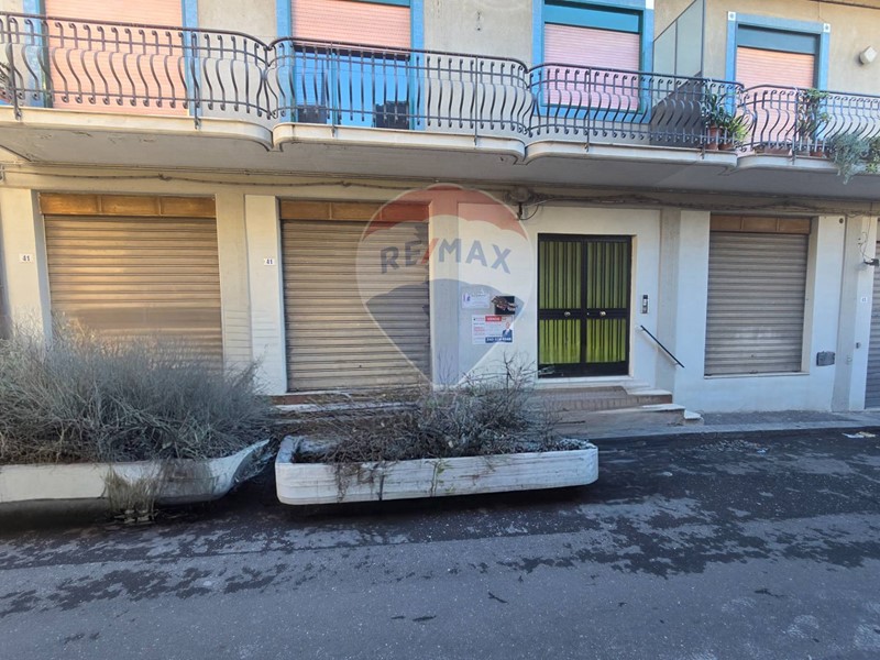 Negozio in Vendita a Belpasso, 160'000€, 300 m²