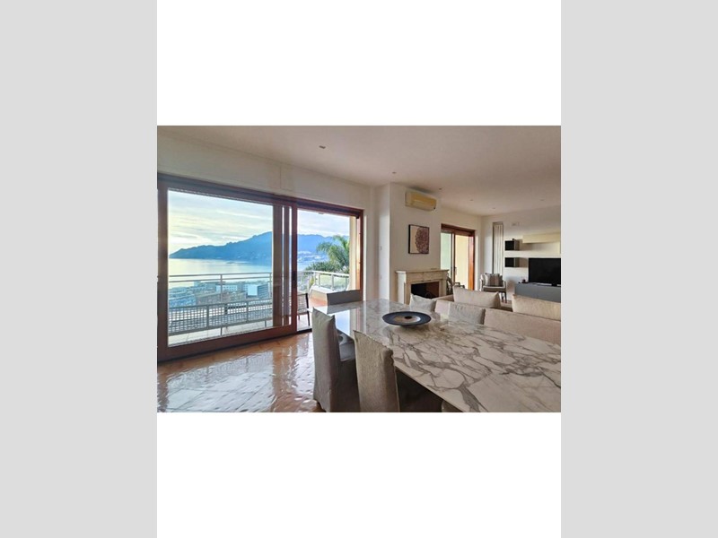 Casa Semi Indipendente in Affitto a Salerno, 2'500€, 210 m²