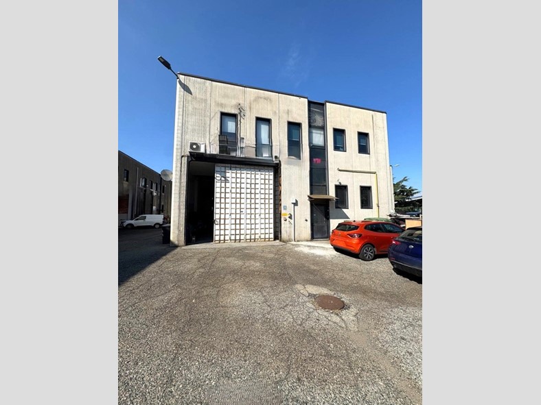 Capannone in Vendita a Torino, 79'000€, 200 m²