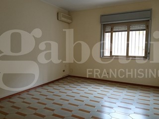 Ufficio in Affitto a Siracusa, 700€, 130 m²
