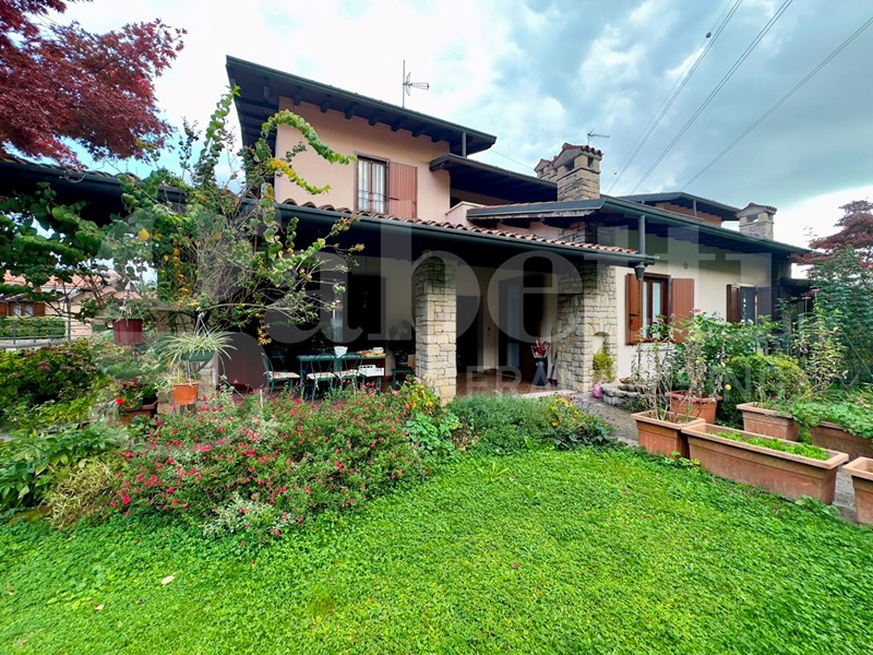 Villa bifamiliare in Vendita a Brescia, 530'000&euro;, 355 m², arredato