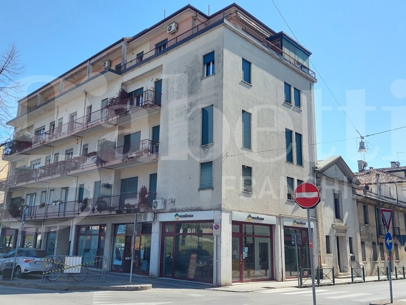 Negozio in Affitto a Treviso, 700€, 30 m²