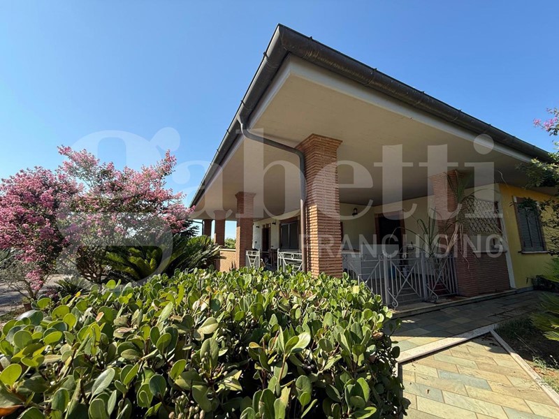 Villa in Vendita a Nettuno, 350'000€, 336 m²