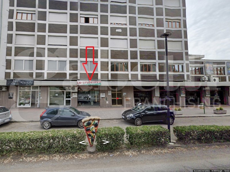 Negozio in Affitto a Rende, 800€, 80 m²