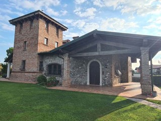 Casa Indipendente in Vendita a Leno, 1'350'000€, 698 m², con Box