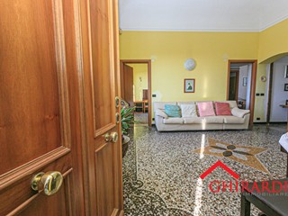 Appartamento in Vendita a Genova, zona Sestri Ponente, 118'000€, 107 m²