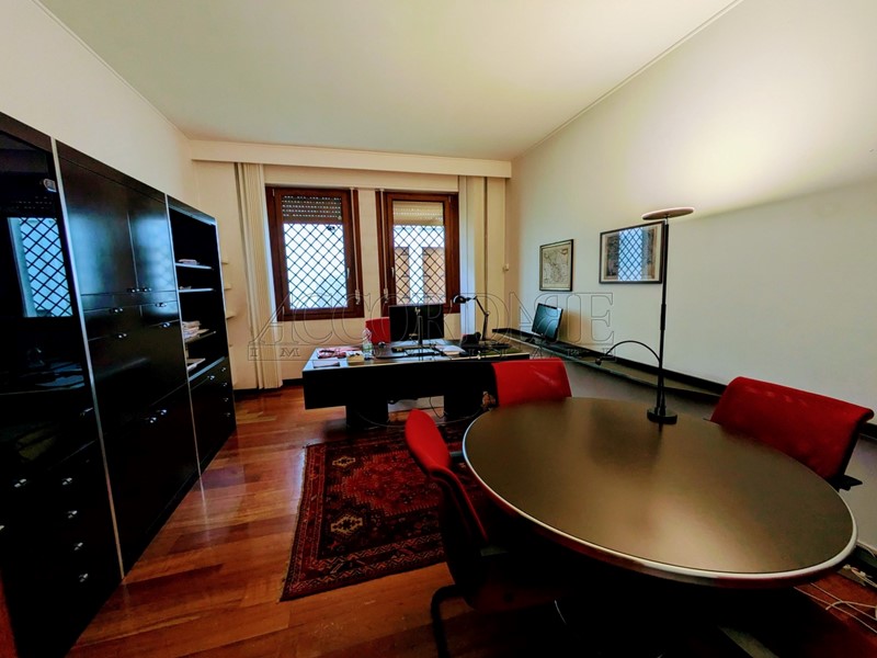 Ufficio in Affitto a Padova, 4'200€, 420 m², con Box