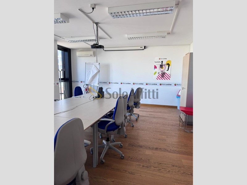 Ufficio in Affitto a Pescara, zona Tiburtina, 1'900€, 160 m²