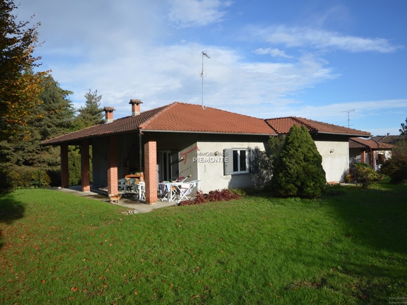 Villa in Vendita a Comignago, 375'000€, 215 m², con Box