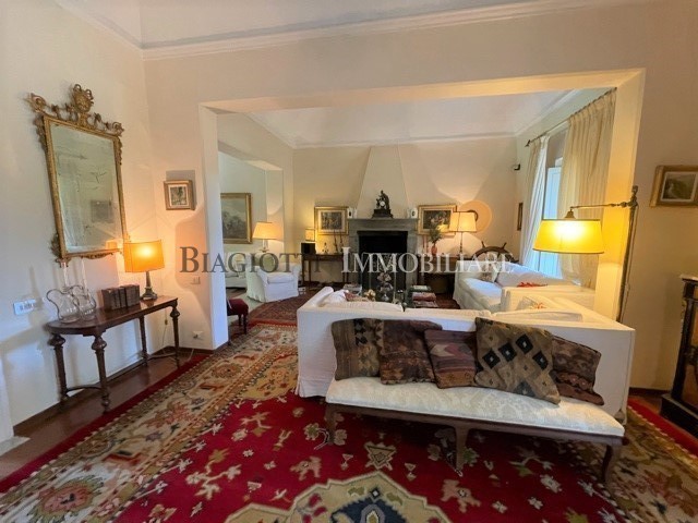 Casa Indipendente in Vendita a Livorno, zona Antignano, 530 m²