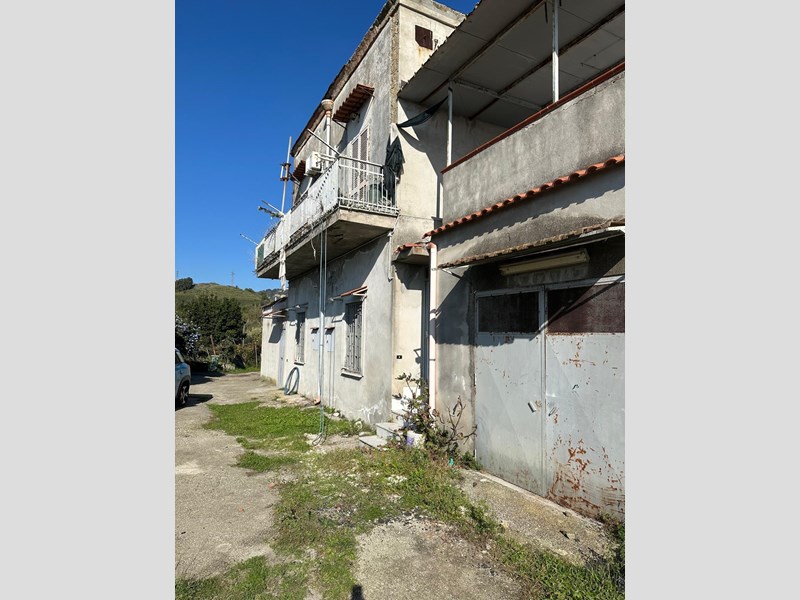 Rustico in Vendita a Napoli, zona Soccavo, 590'000€, 200 m²