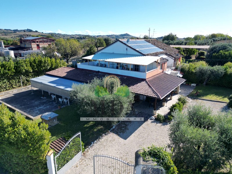 Casa Indipendente in Vendita a Monsampolo del Tronto, 240'000€, 286 m²