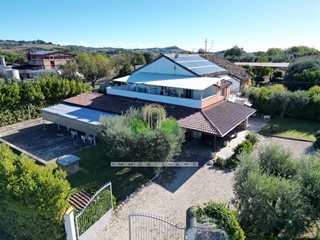 Casa Indipendente in Vendita a Monsampolo del Tronto, 240'000€, 286 m²